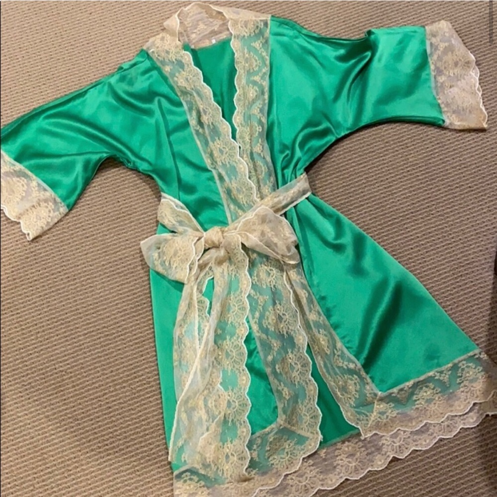 🔴 💯 SILK ROBE IN GREEN AND TAN LACE